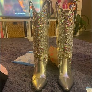 Readymade redesigned silver boots full of beautiful  ringtones
